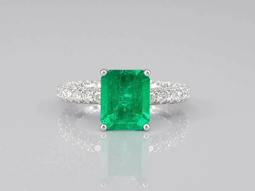 Ring with Emerald Vivid Green 2.25 carats in 18K White Gold