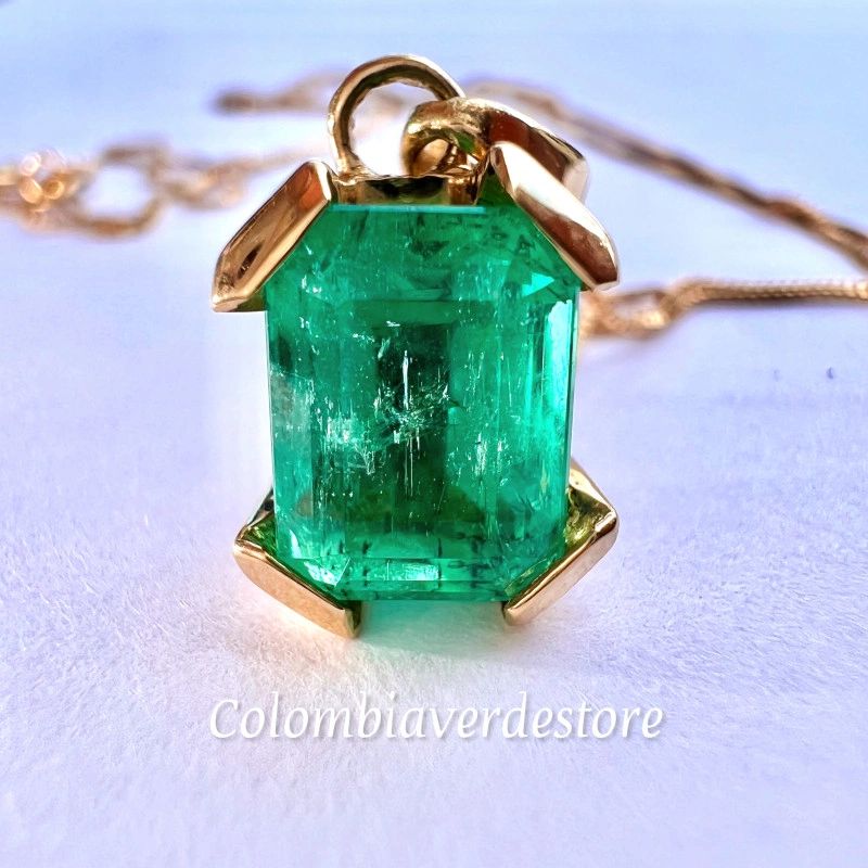 Pendant with Emerald Alpine Bluish Green 2.3 carats in 18k Yellow Gold